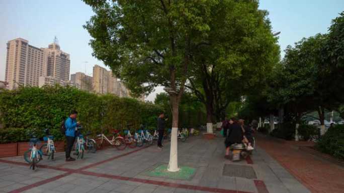晚间时间长沙市人行道租赁自行车停车场全景延时4k中国