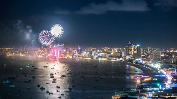 泰国春武里府芭堤雅市烟花节的夜间时光流逝，日落时分有曲线沙滩和海上船只