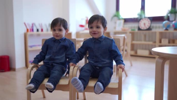 可爱的双胞胎兄弟在儿童保育教室里一起享受时光