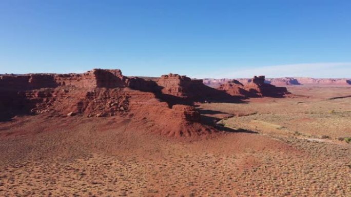 美国西部干燥沙漠中带有红色岩石的峡谷空中