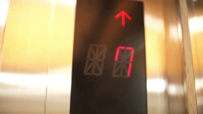 显示电梯上升商场购物商城消费上电梯