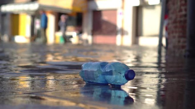 被洪水淹没的城市中的塑料瓶