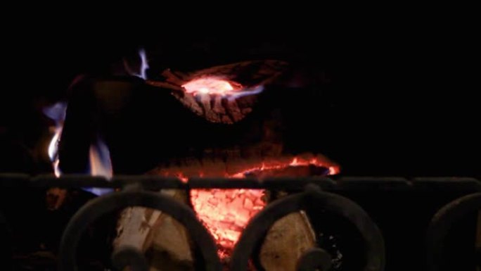 壁炉里闷烧的木头噼啪作响的热煤