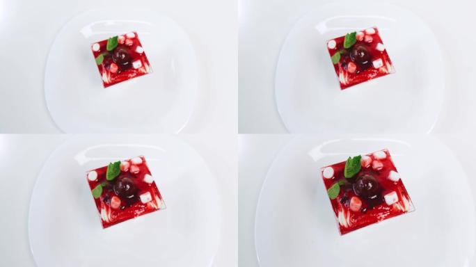 俯视图接近在草莓浇头的碗里供应甜点。4k龙红相机