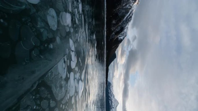 冬天在亚伯拉罕湖的日落与冰泡