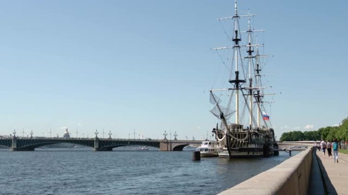 涅瓦河和特罗伊茨基大桥附近的三桅护卫舰-俄罗斯圣彼得堡