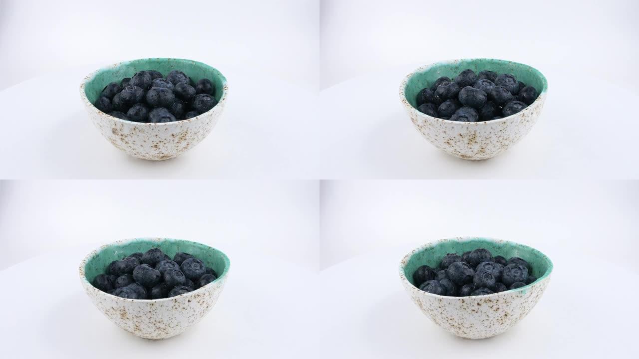装满新鲜蓝莓旋转的杯子