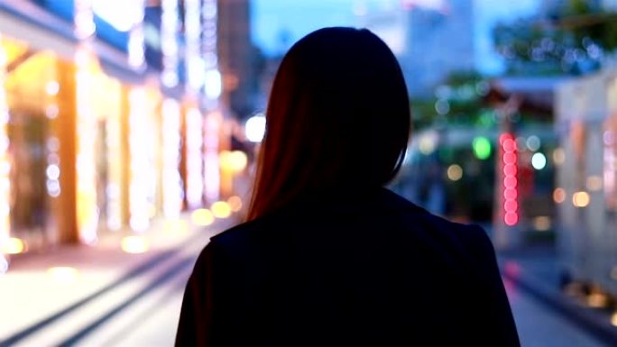 孤独的女人走在夜城市中心