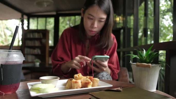 年轻女子在咖啡店吃早餐。