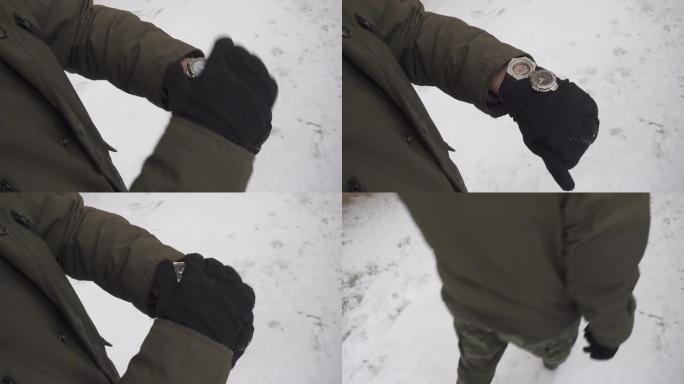 一个登山者在一个下雪的冬天通过指南针找到了他的路线