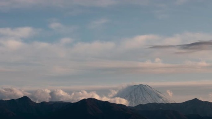 山顶上乌云密布。傍晚的富士