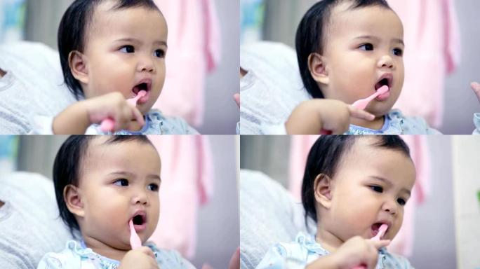 亚洲幼儿 (女婴) 刷牙