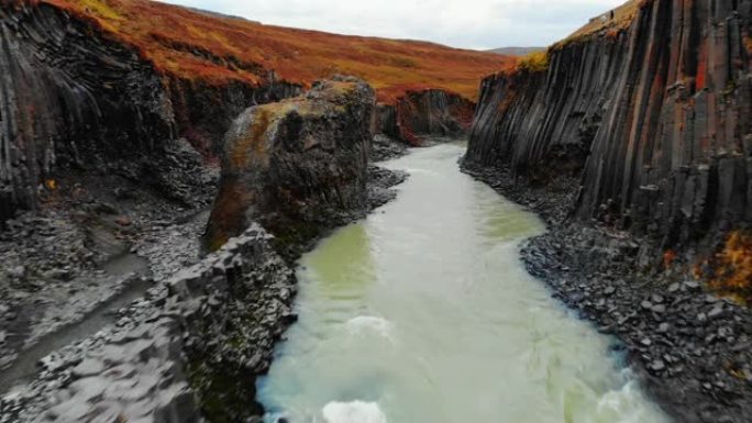 冰岛Jokulsa A Bru河Studlagil峡谷的鸟瞰图