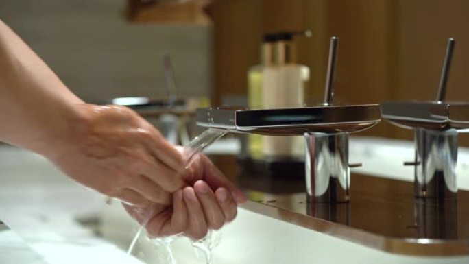 洗手，男人用水龙头洗手的特写镜头，4K