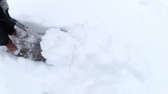 女孩用蓝推清理雪清理积雪