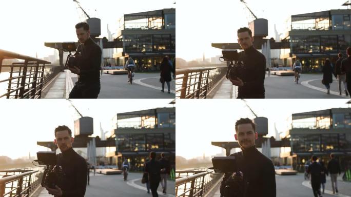 在大城市日落时手持电影制片人相机。人们在后台奔跑