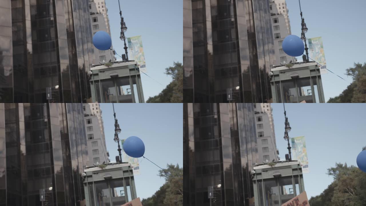 蓝色气球经过川普大厦。