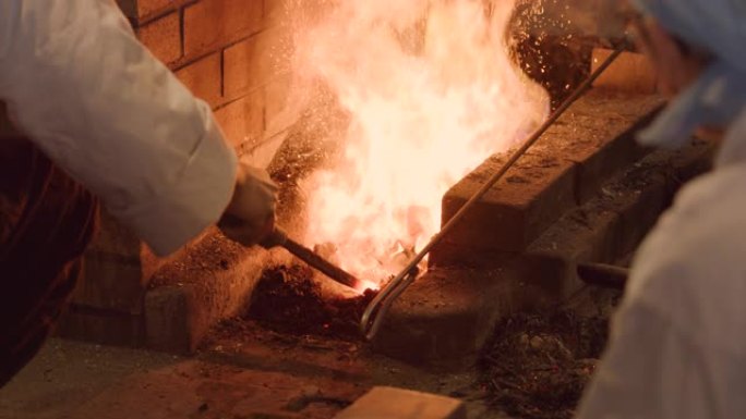 学徒黑史密斯 (black smith) 将草添加到发光的热锭中，然后在剑匠大师的注视下回到热炉中。