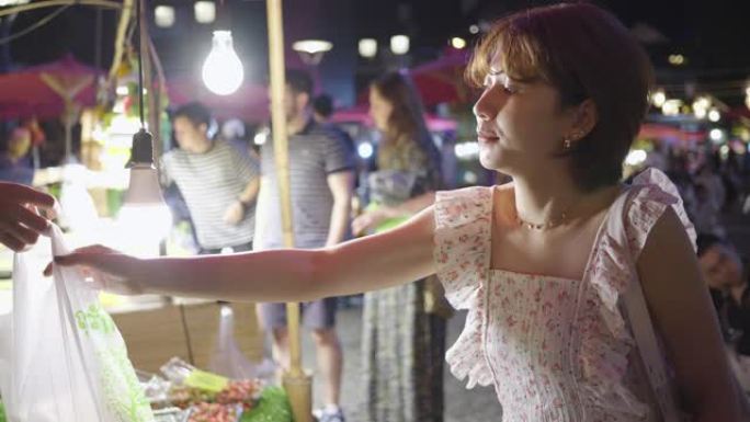 泰国尝试街头美食的年轻亚洲妇女