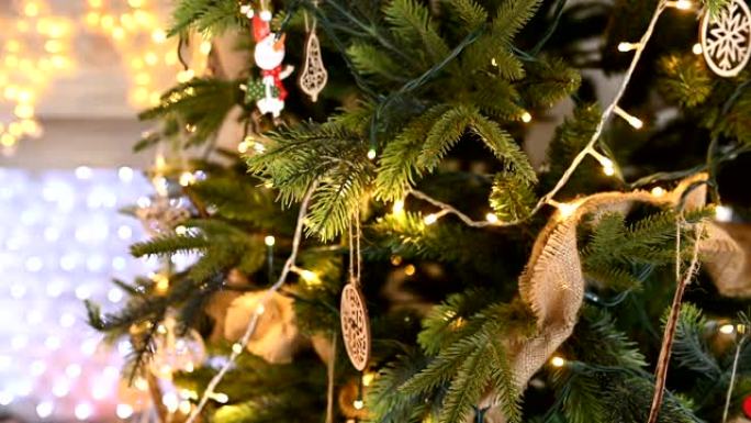 圣诞树装饰着闪闪发光的圣诞树玩具和闪亮的灯光。散焦对象