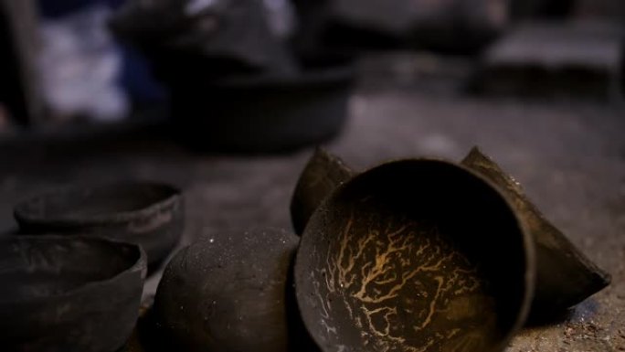 在泰国创造一个古老的铜杯。