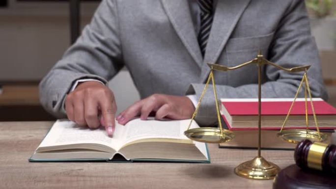 律师业务在法庭上与tabel上的rending law book木制木槌一起工作。正义与法律概念