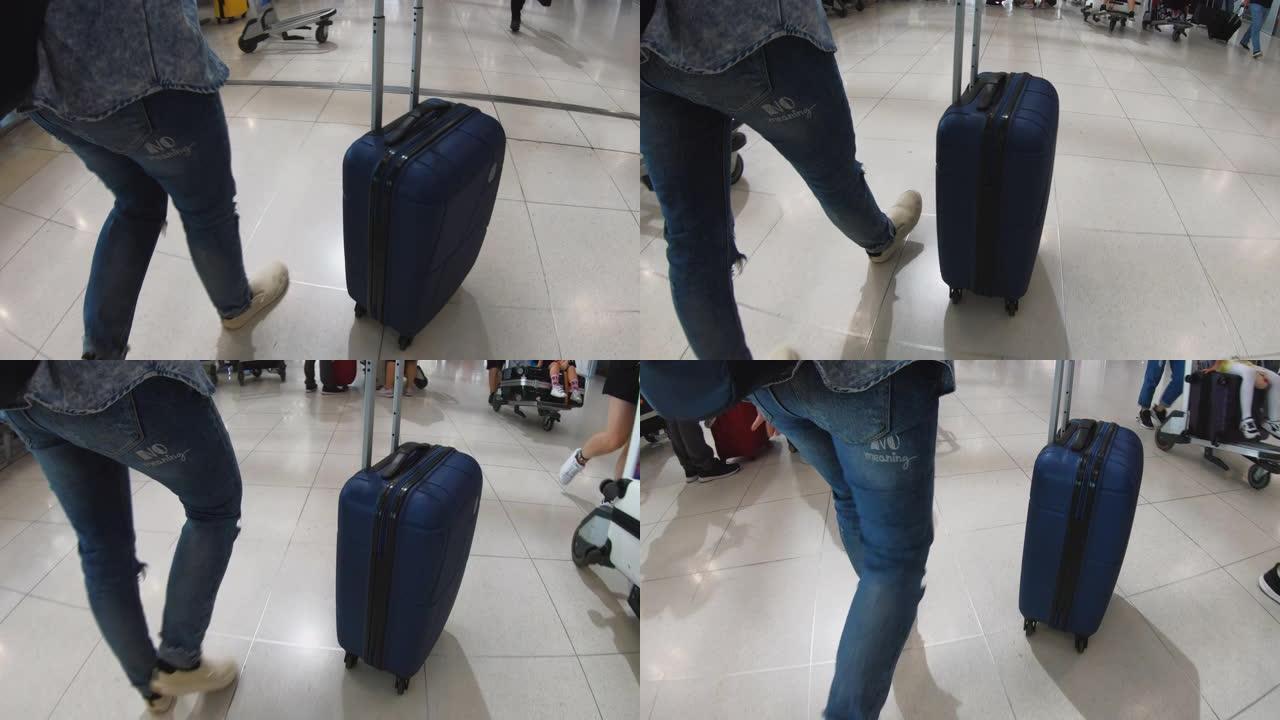 亚洲女旅客在机场拉行李