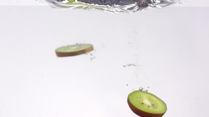 猕猴桃切片被放入水中的超慢Mo