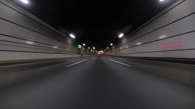 夜间在高速公路上行驶