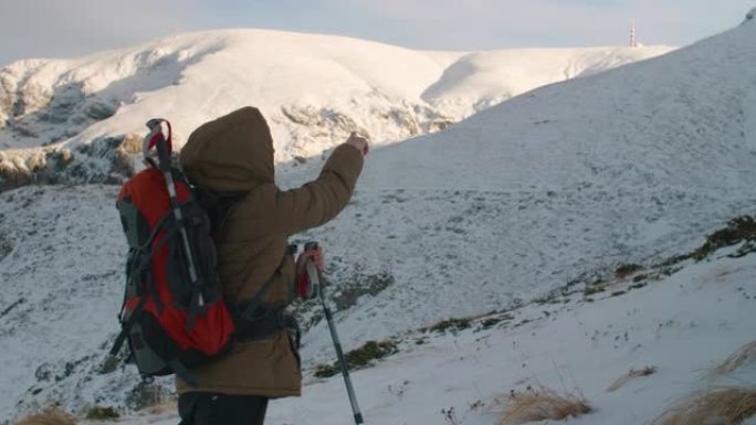 冬季独自旅行者漫步在大自然中。拥抱山上。感觉的能量。回到根源。