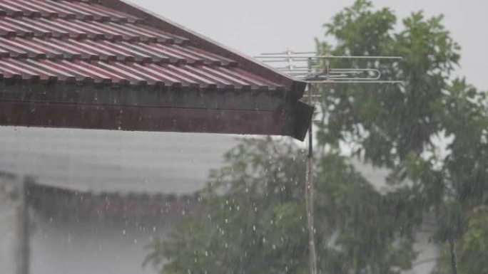 屋顶上的水滴，夏天的暴风雨。