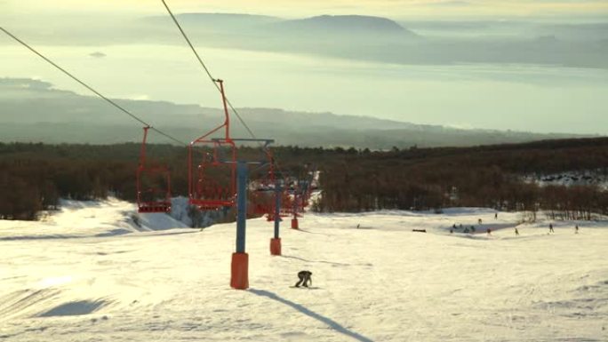滑雪胜地的升降椅。