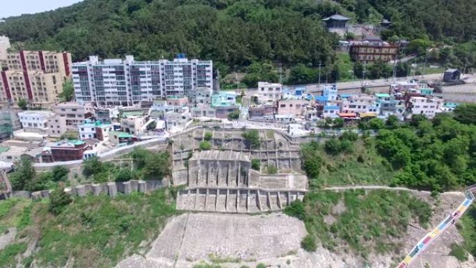 亚洲釜山永道Huinnyeoul白色浅滩文化村鸟瞰图。