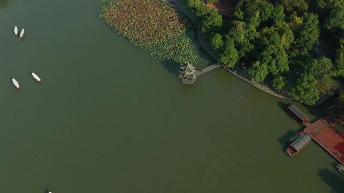 飞越阳光明媚的杭州市著名的湖湾宝塔空中全景4k中国