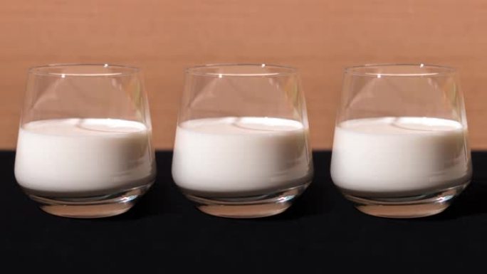 三杯装满牛奶三个杯子