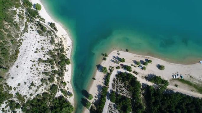 从空中俯瞰法国瓦尔瓦尔的Verdon地区自然公园的圣克罗伊湖