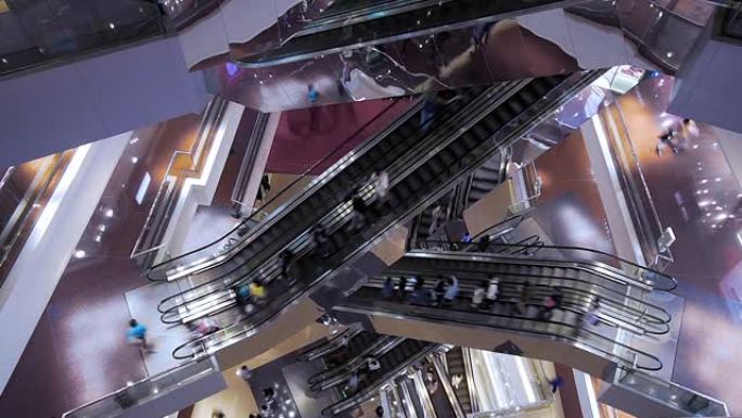 购物中心里的人群。现代购物中心的自动扶梯时间流逝