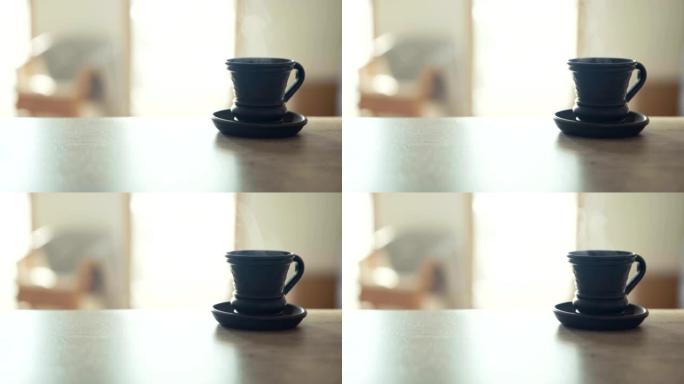 碟子上的小粘土杯，柜台上有热气腾腾的咖啡座位