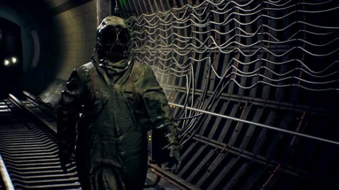 一个穿着军用防护服和防毒面具的流浪汉正沿着废弃的地铁行走。核战争后世界末日世界的概念。