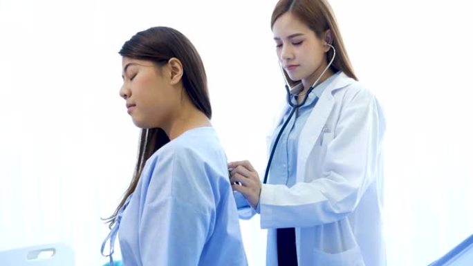 亚洲女性医生使用听诊器听肺部诊断的呼吸频率分析患者在医院医疗保险治疗诊所医疗保健胸部癌症治疗使用笔记