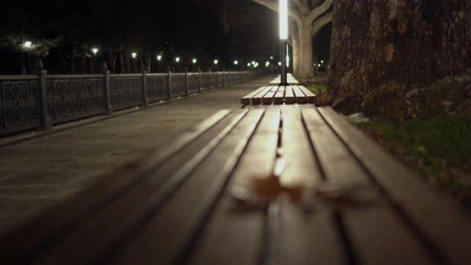 空城河堤木凳秋夜点灯