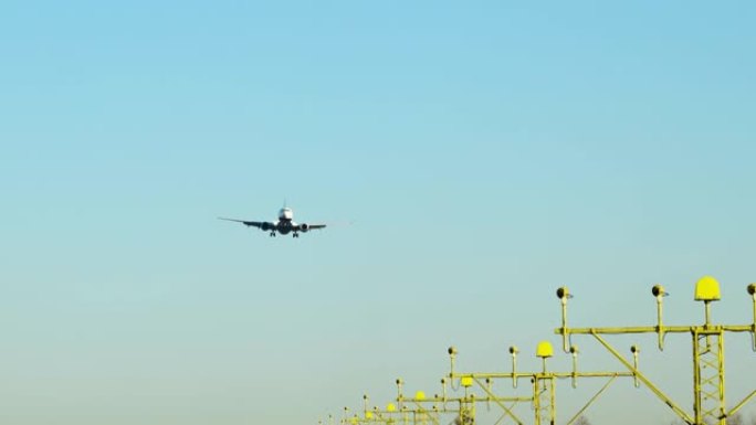 飞机抵达机场降落。雄伟的缓缓飘荡的passanger飞机在蓝天下。