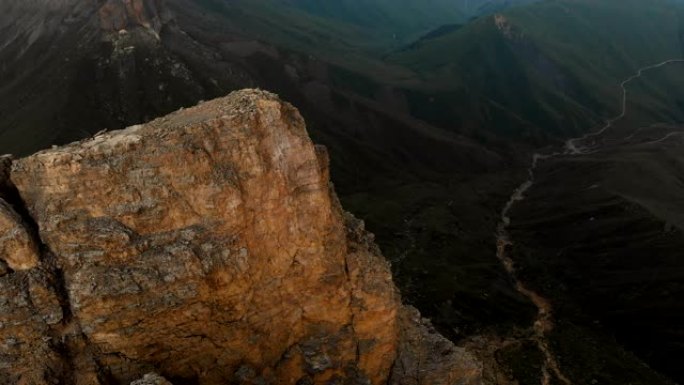 日落时无人机飞越尖锐的岩石露头的鸟瞰图。用于极端登山的陡峭的岩层山。飞行穿越旅行视频