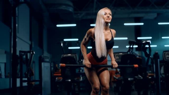 健身妇女在健身房锻炼肌肉