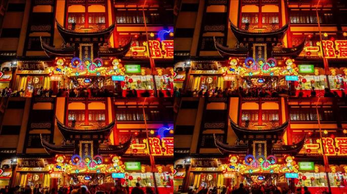 在中国上海豫园庆祝除夕的人们的延时。