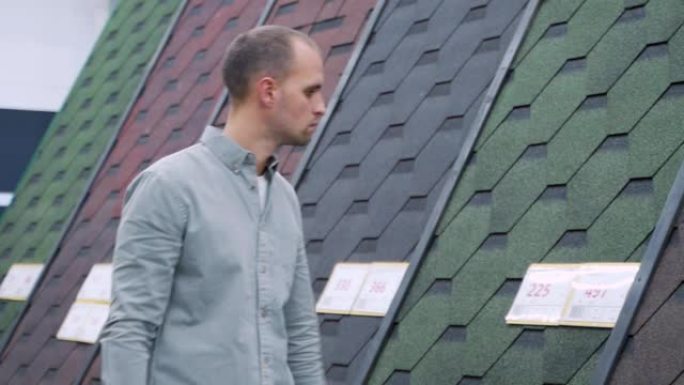 建筑商店的买家选择柔软的屋顶瓦片