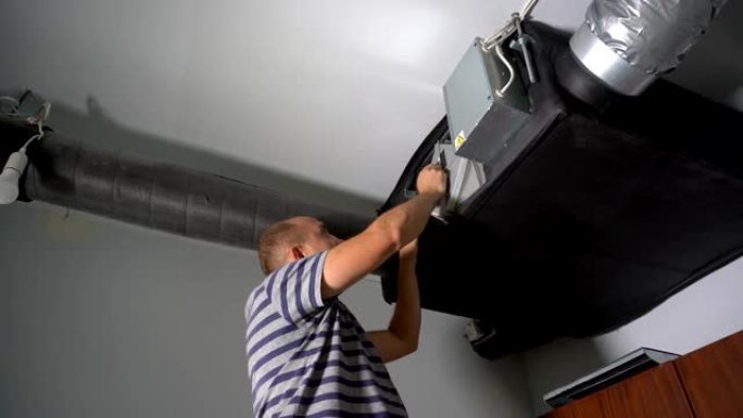 房主为家庭中央空气通风回收系统安装过滤器
