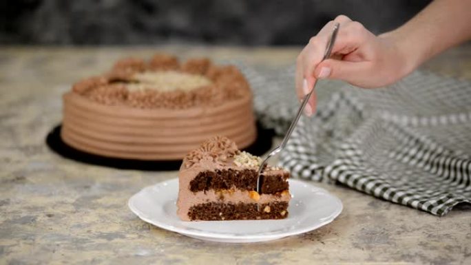 女孩早餐用一块美味的巧克力蛋糕。