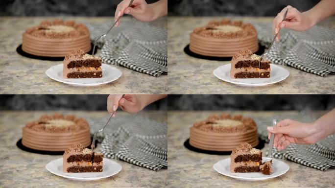 女孩早餐用一块美味的巧克力蛋糕。