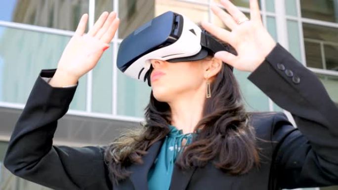 女性企业高管手持VR耳机体验360增强现实